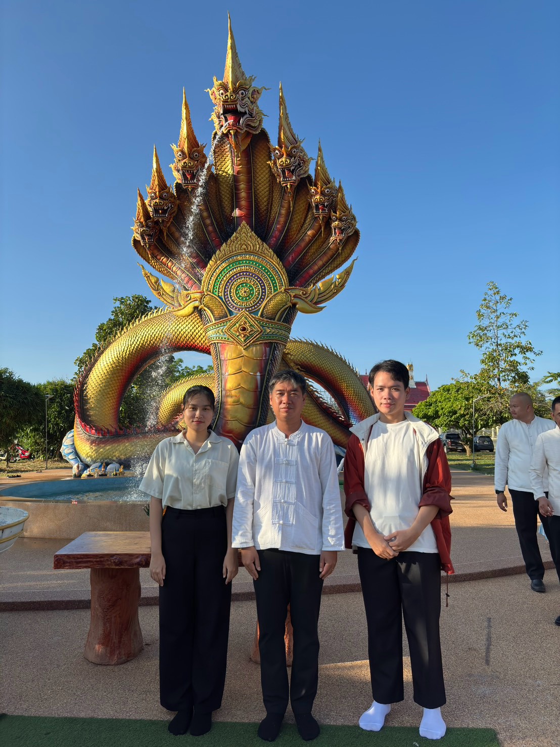 title - “ครอบครัวหิ้วตะกร้า อุดหนุนชุมชน” ณ วัดโพธาราม 